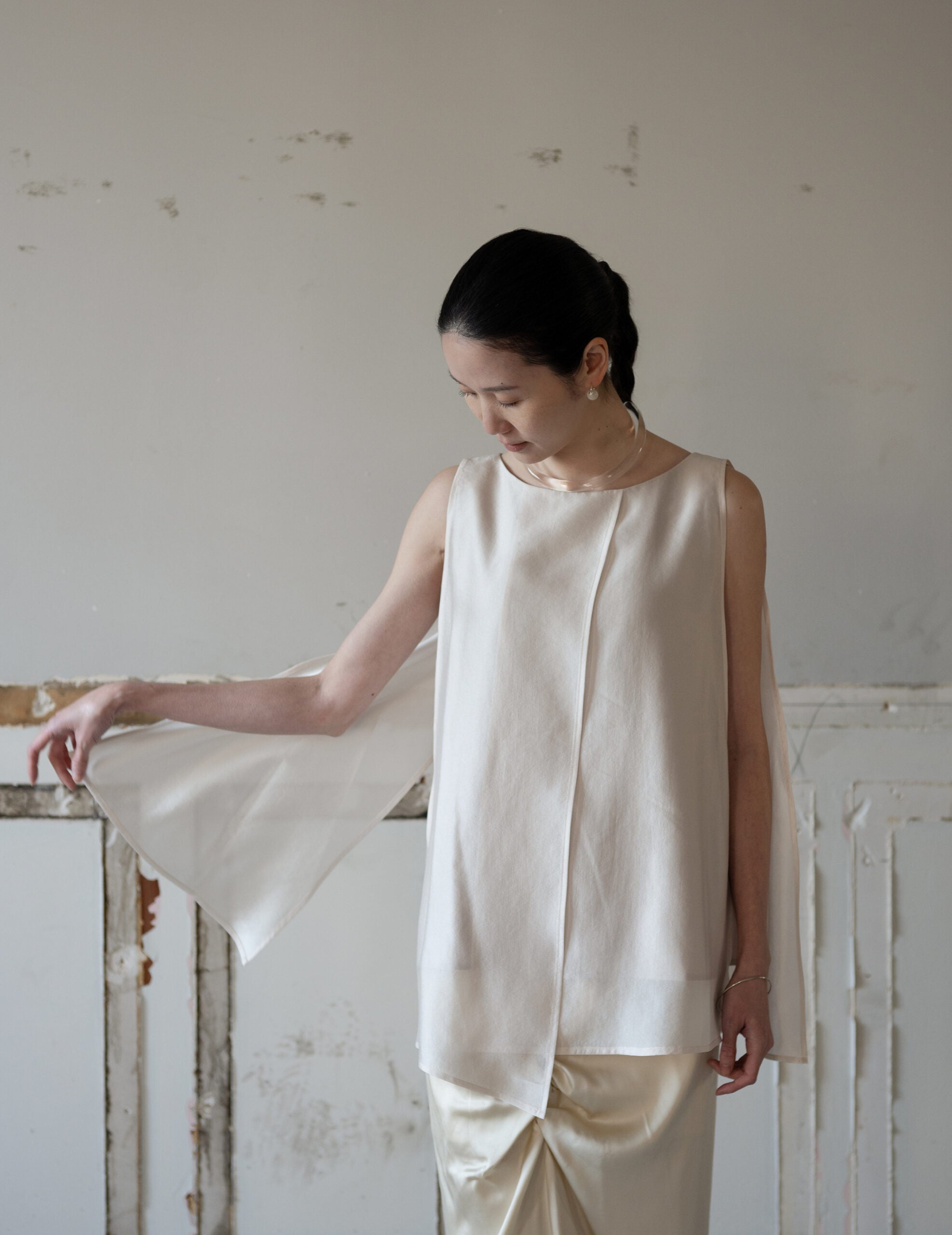 Raya Sleeveless Blouse・Light Beige