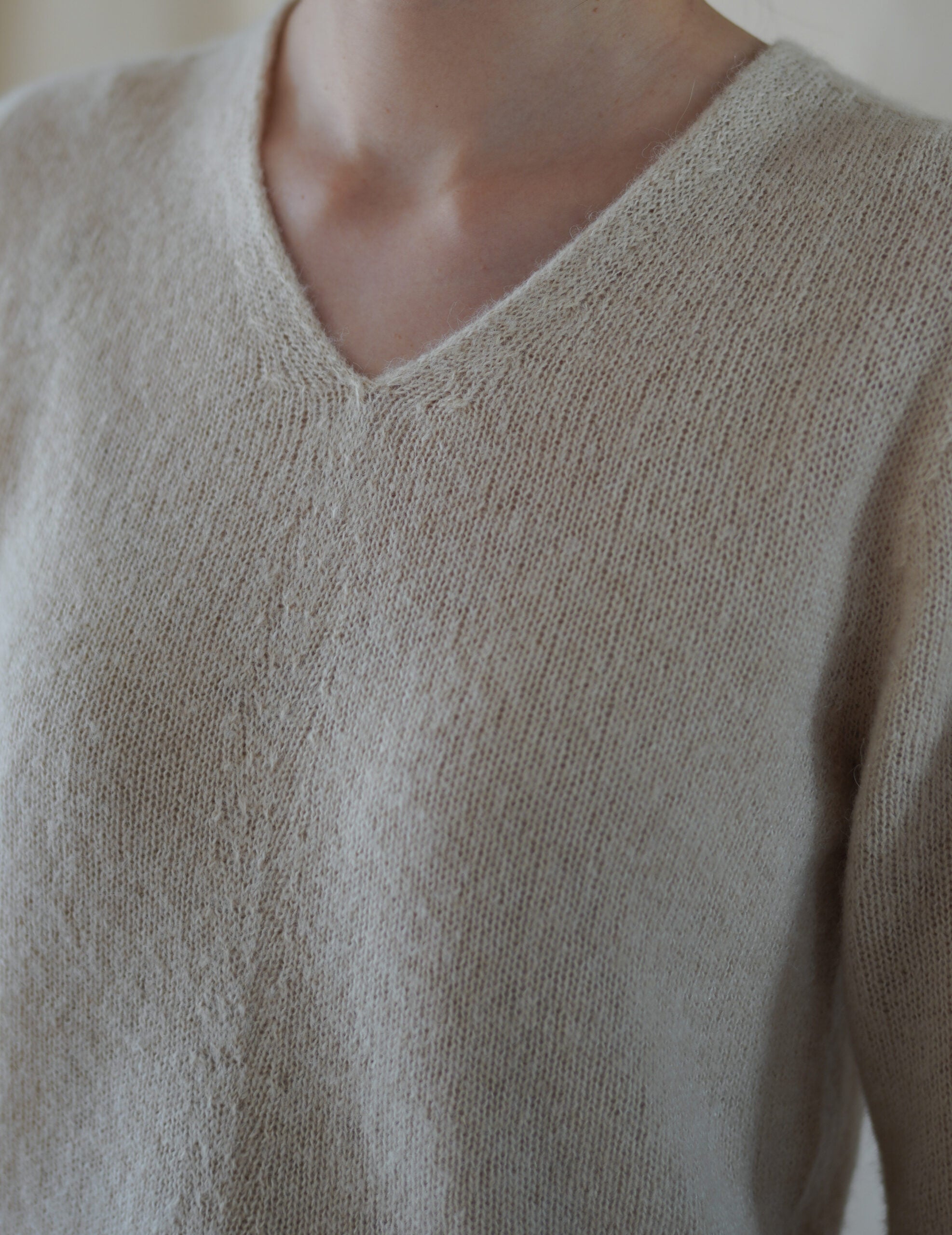 Hana 羊絨蠶絲V領上衣・白色