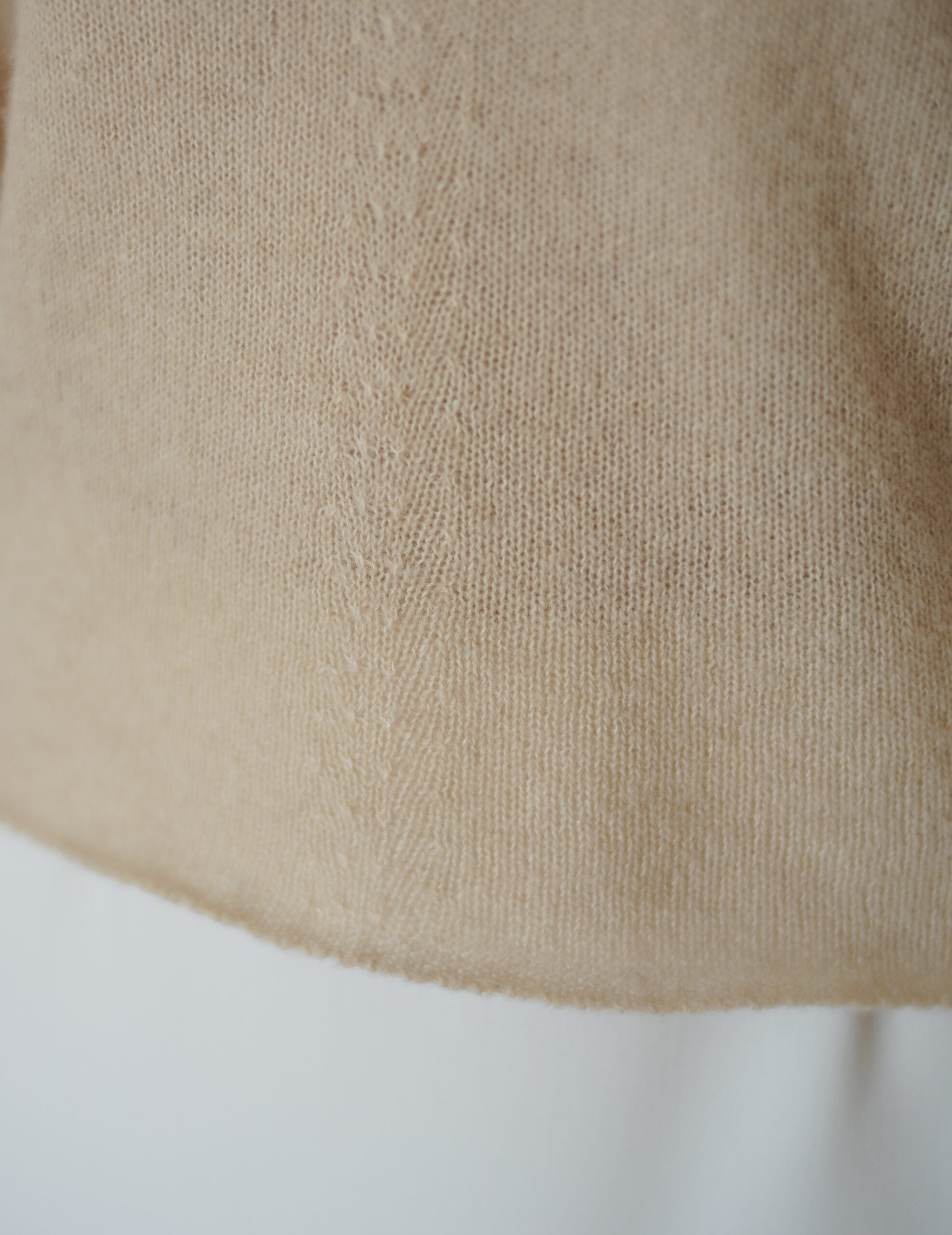 Hana 羊絨蠶絲V領上衣・白色