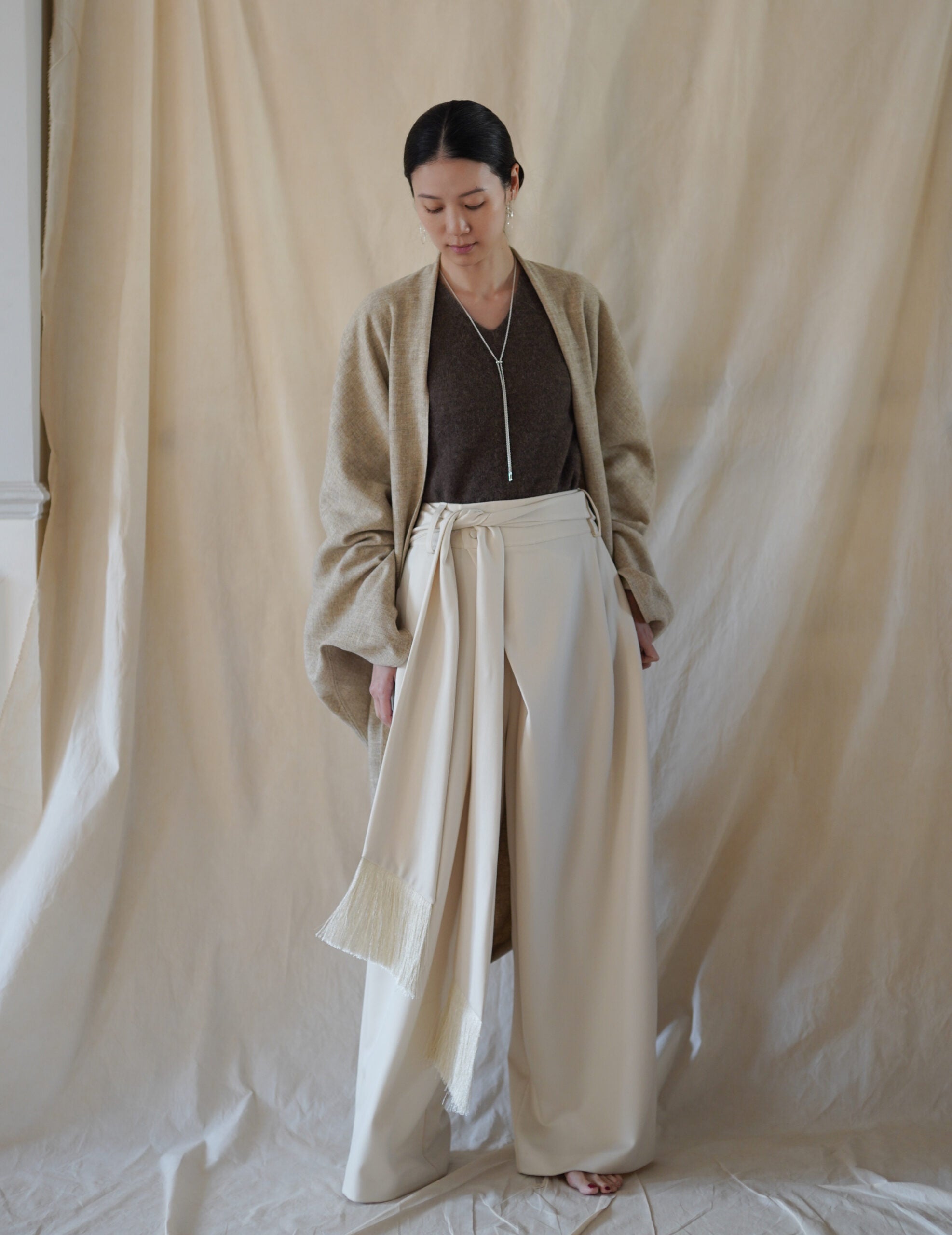 Hana 羊絨蠶絲V領上衣・深褐灰色