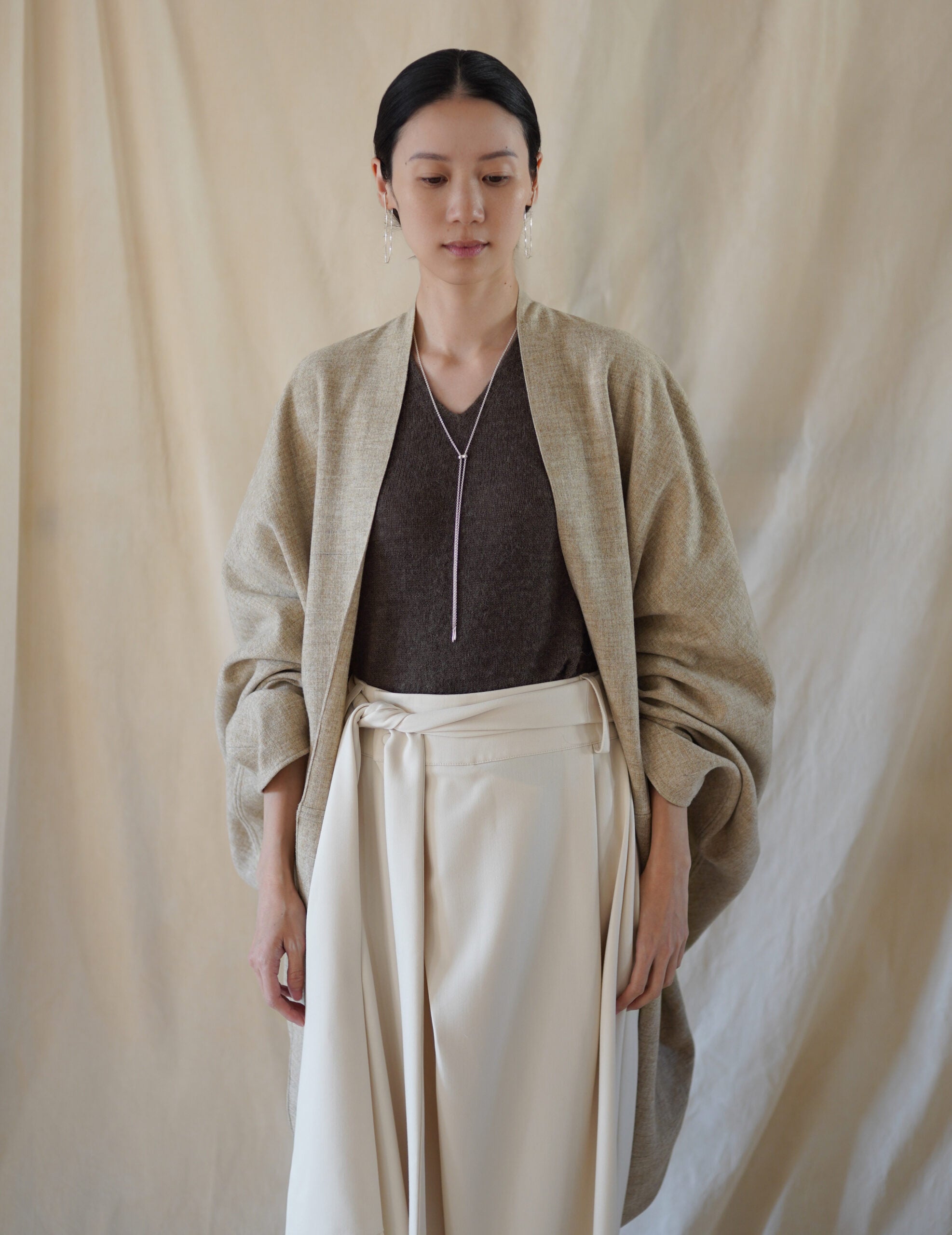 Hana 羊絨蠶絲V領上衣・深褐灰色