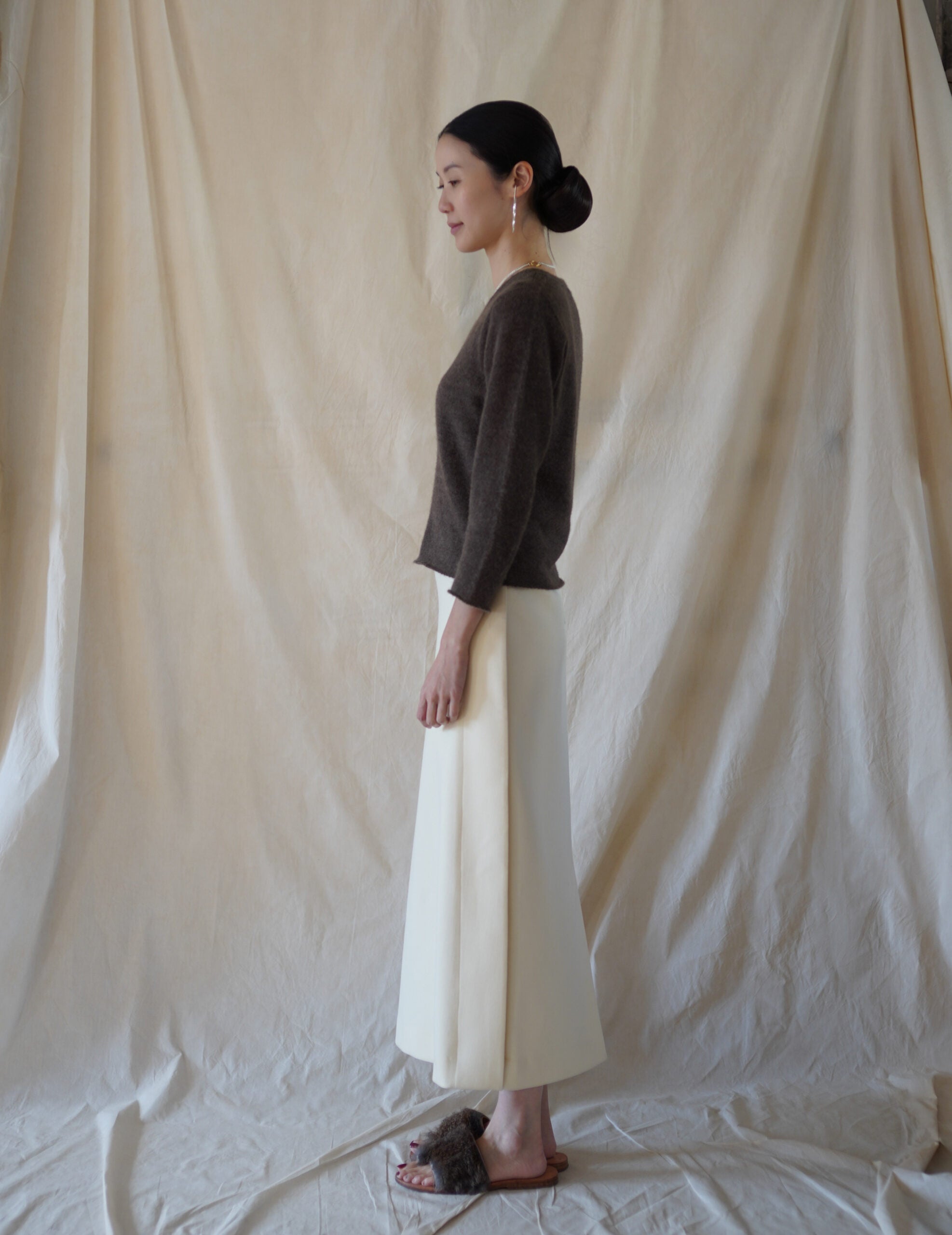 Hana 羊絨蠶絲V領上衣・深褐灰色