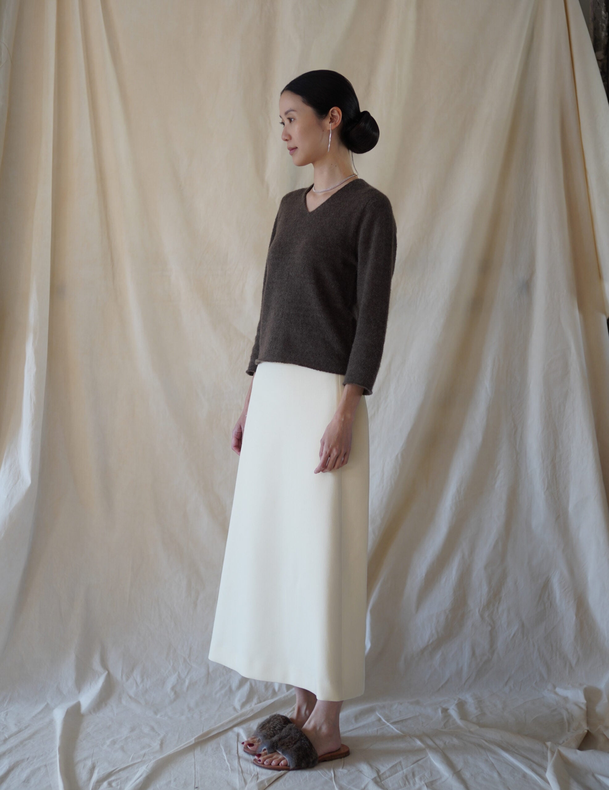 Hana 羊絨蠶絲V領上衣・深褐灰色