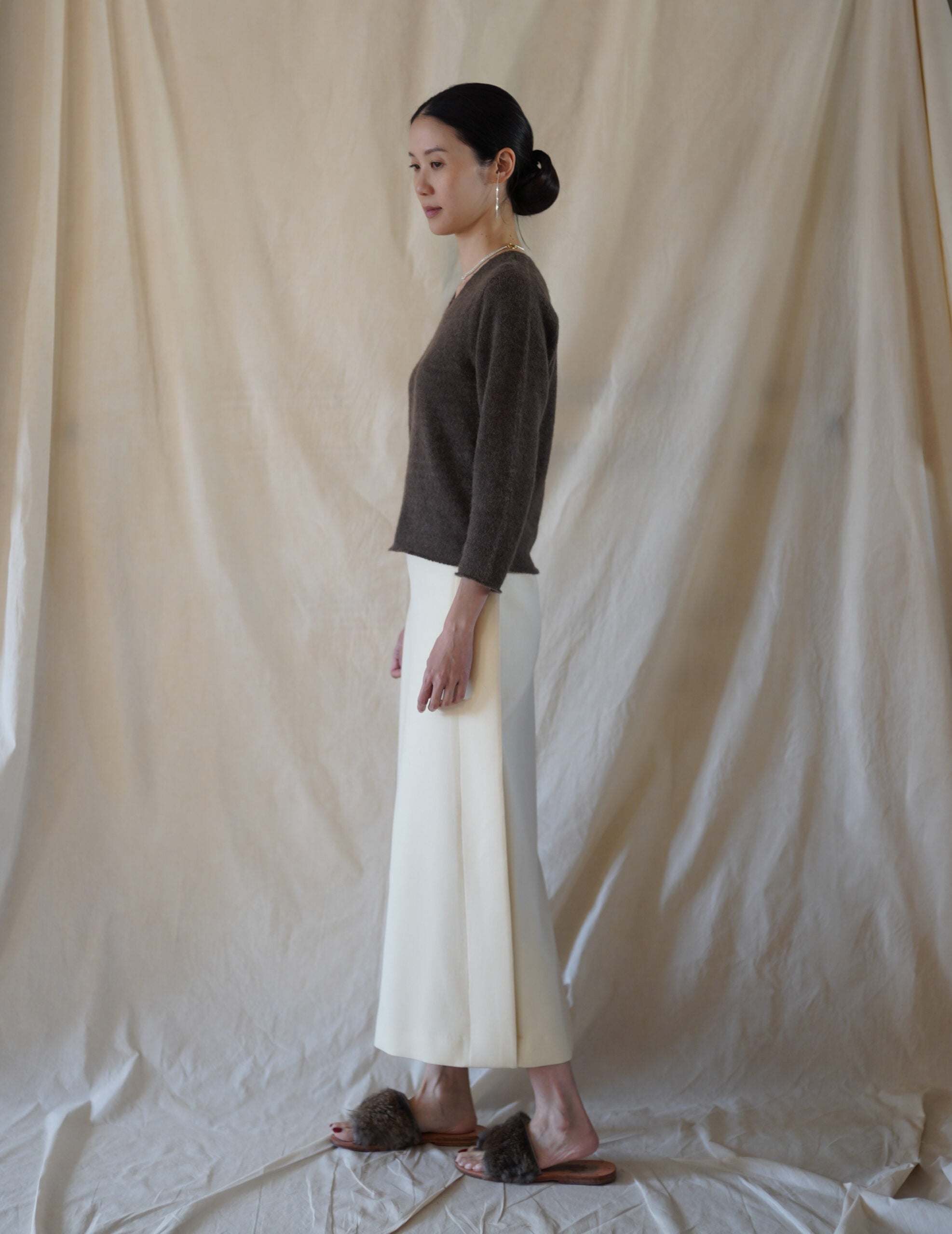 Hana 羊絨蠶絲V領上衣・深褐灰色