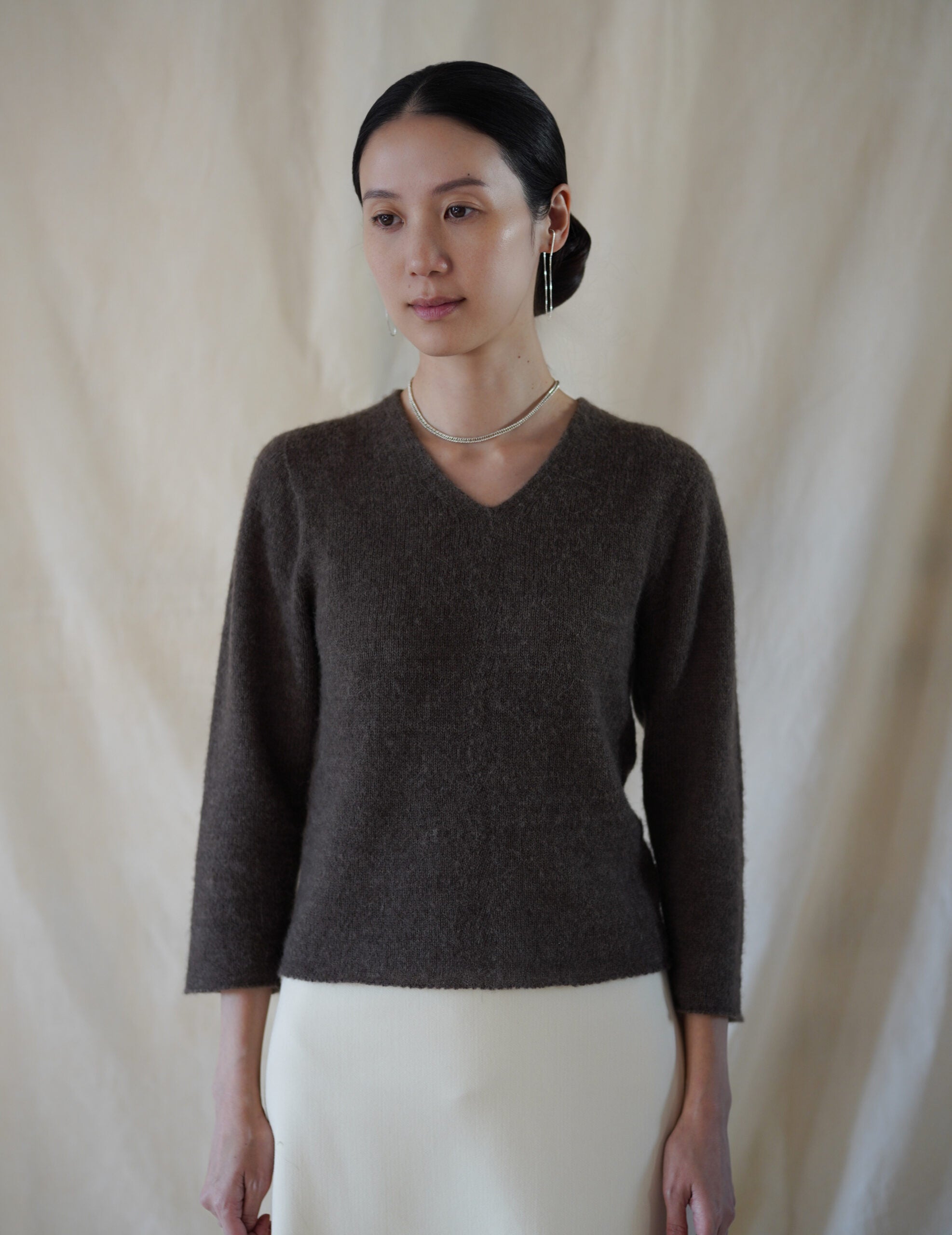 Hana 羊絨蠶絲V領上衣・深褐灰色