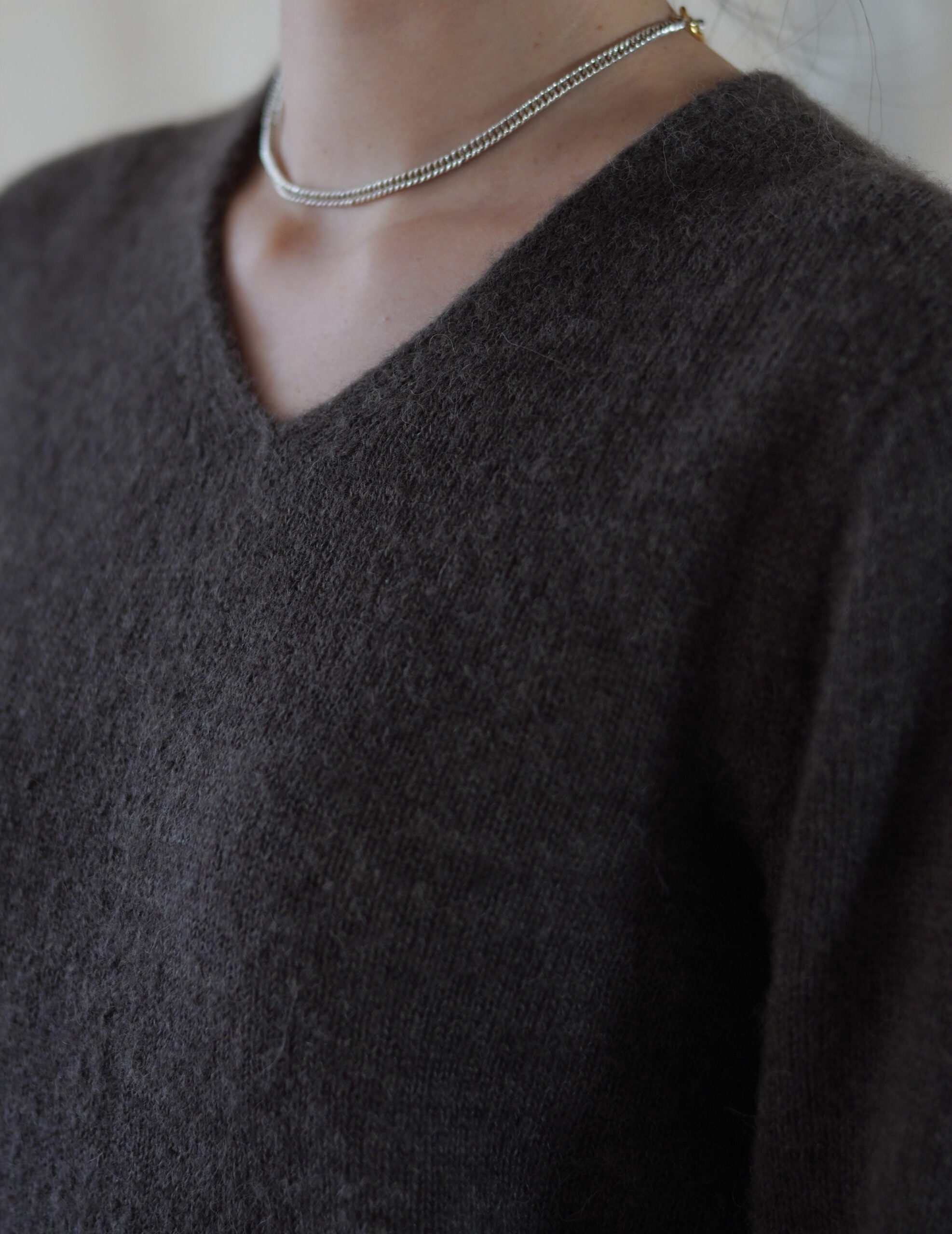 Hana 羊絨蠶絲V領上衣・深褐灰色