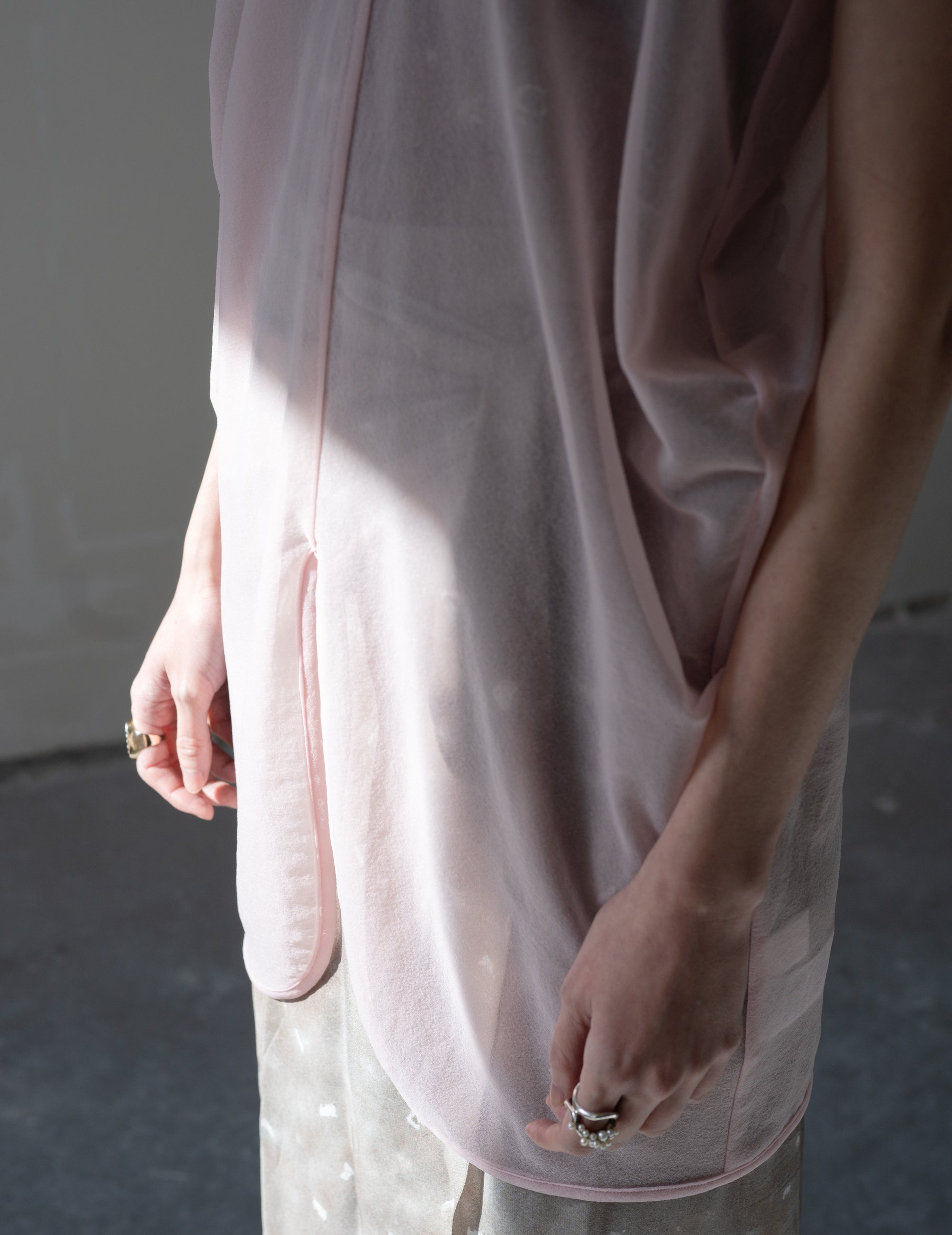 垂墜感透膚無袖上衣・粉