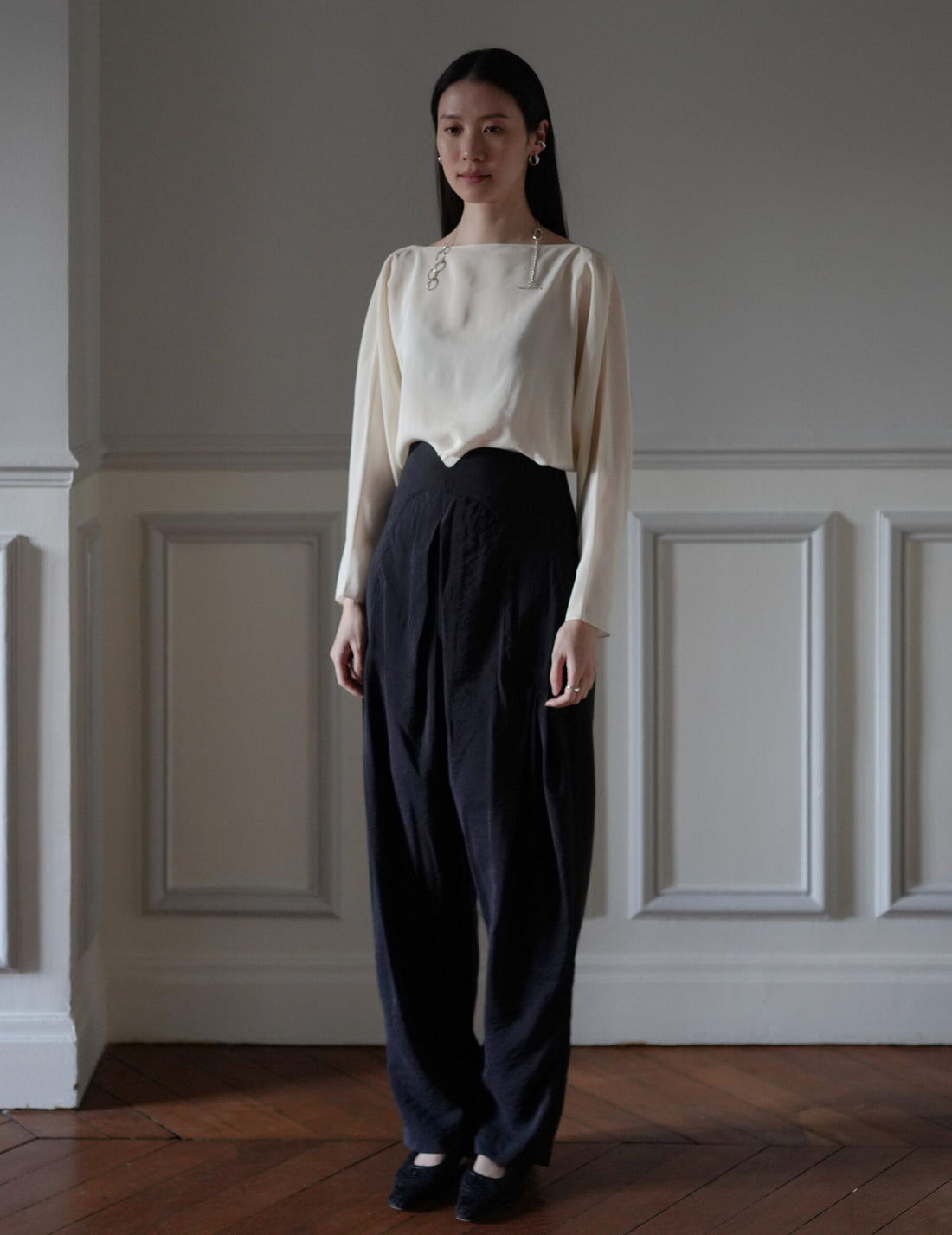 Volume Tuck High Waisted Wide Trousers・Black