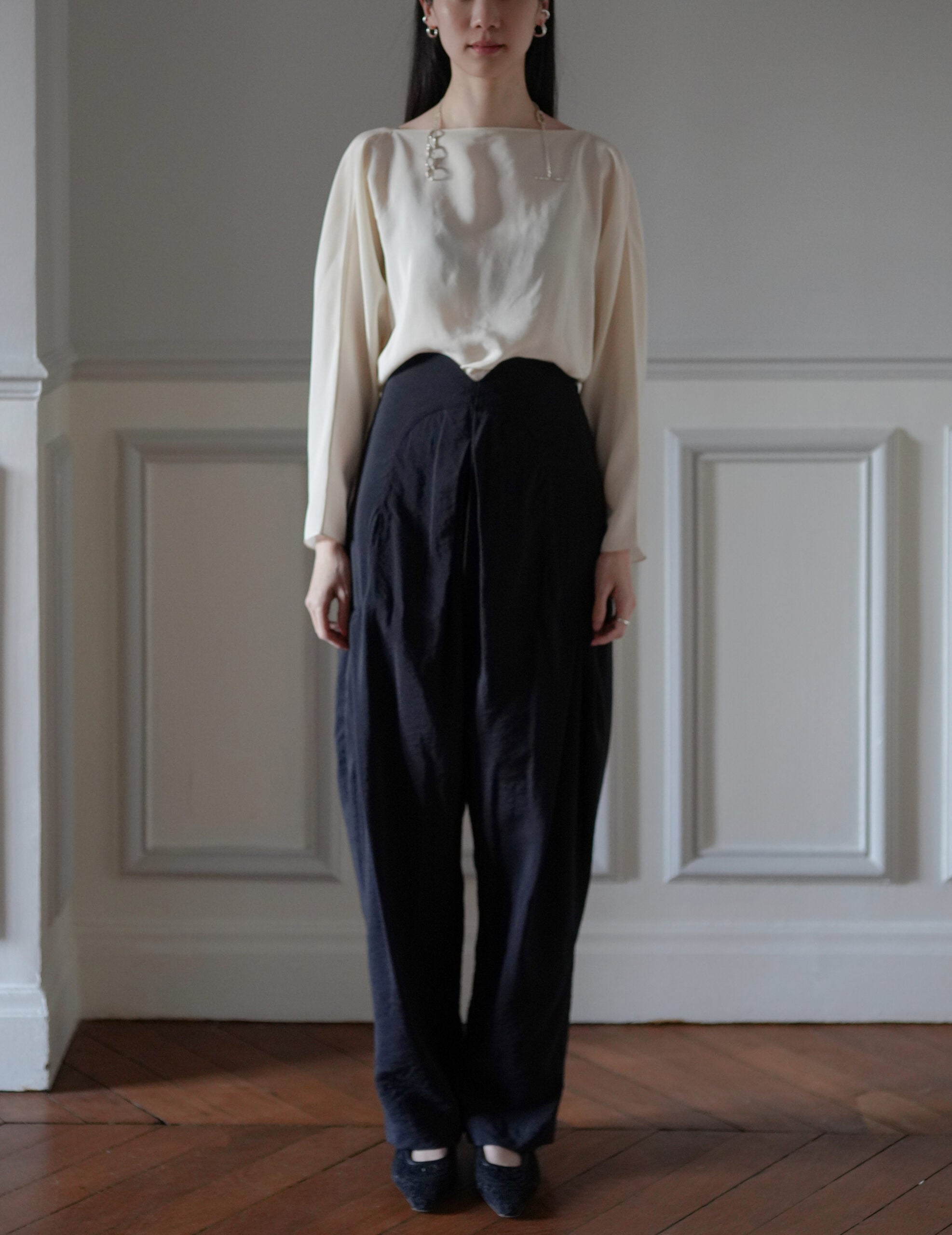 Volume Tuck High Waisted Wide Trousers・Black