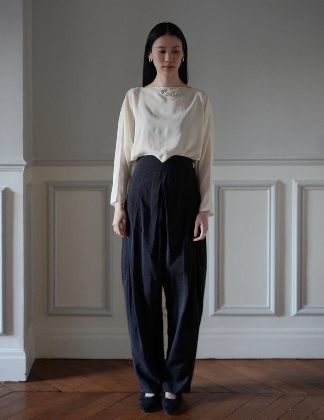 Volume Tuck High Waisted Wide Trousers・Black