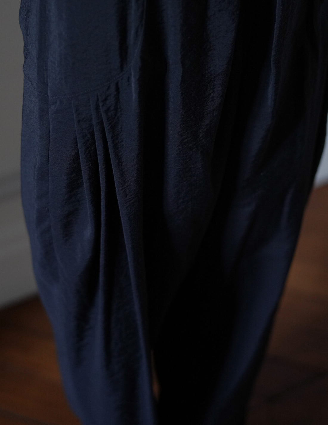 Volume Tuck High Waisted Wide Trousers・Black