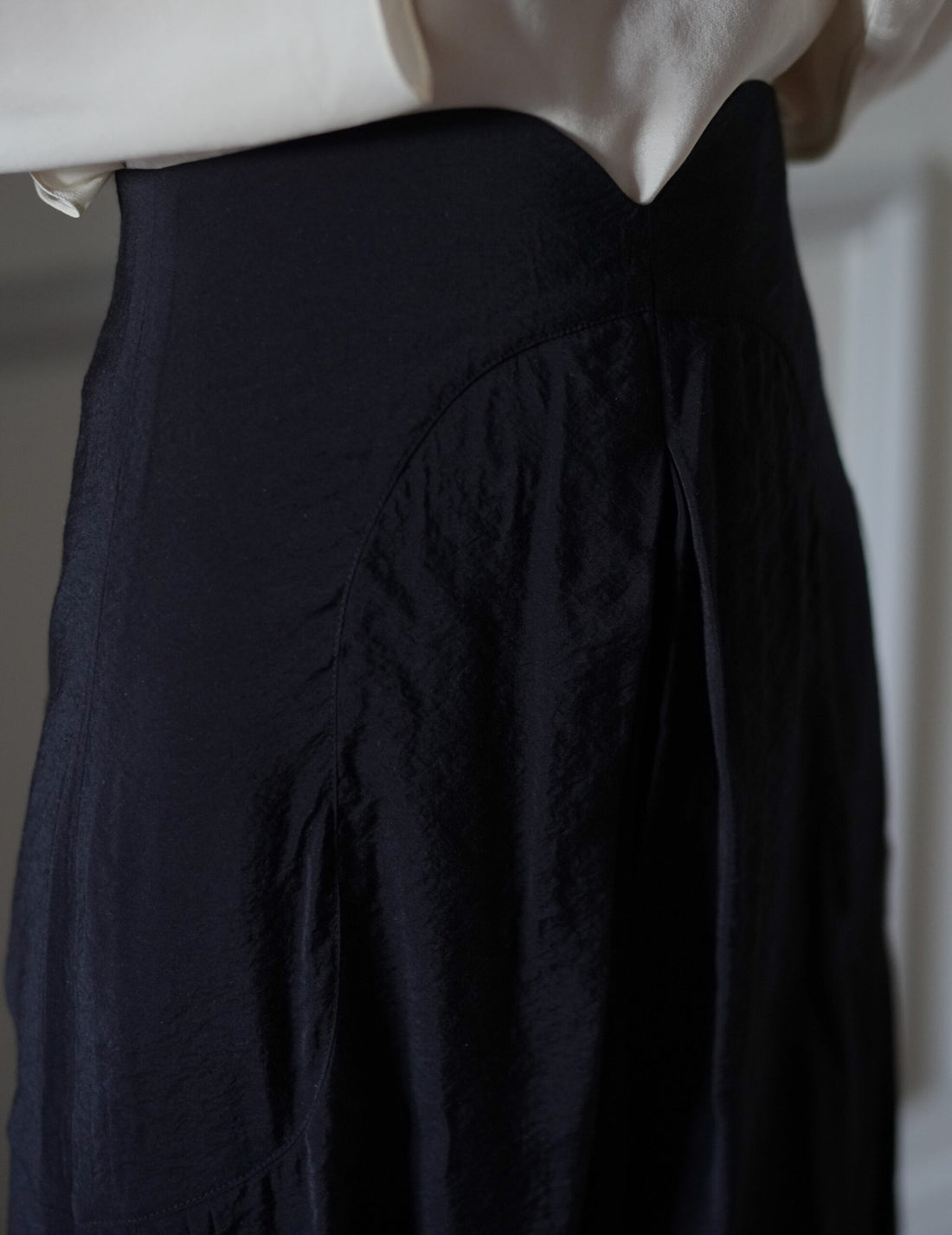 Volume Tuck High Waisted Wide Trousers・Black