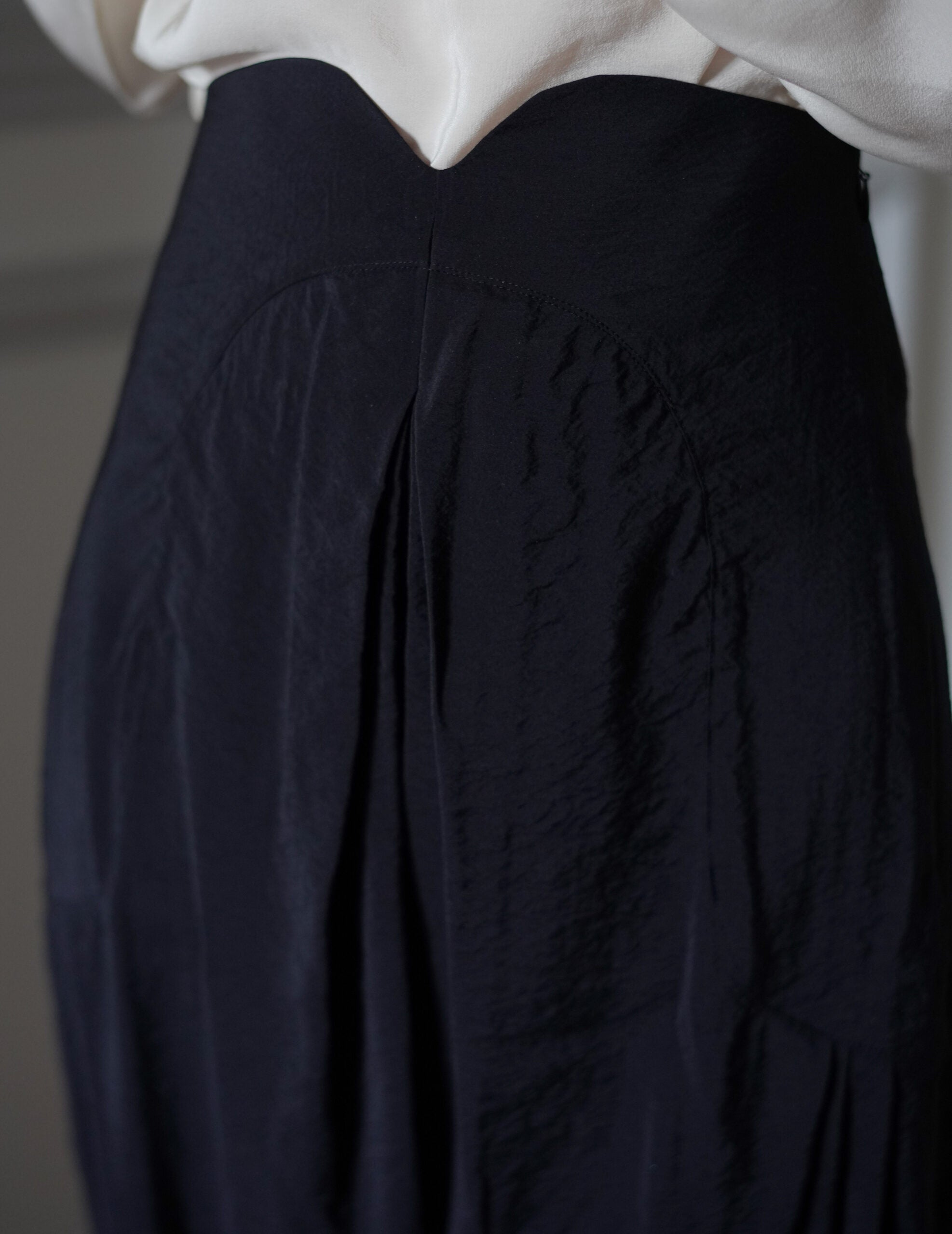 Volume Tuck High Waisted Wide Trousers・Black