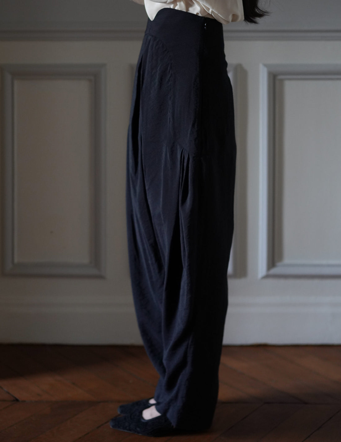 Volume Tuck High Waisted Wide Trousers・Black
