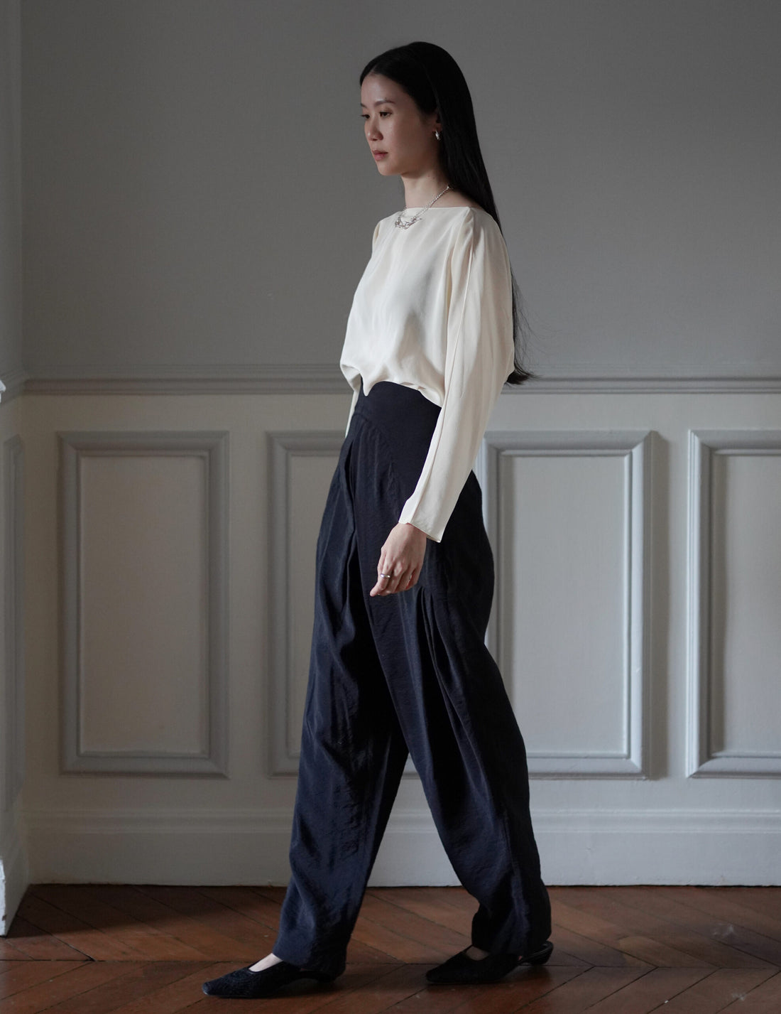 Volume Tuck High Waisted Wide Trousers・Black
