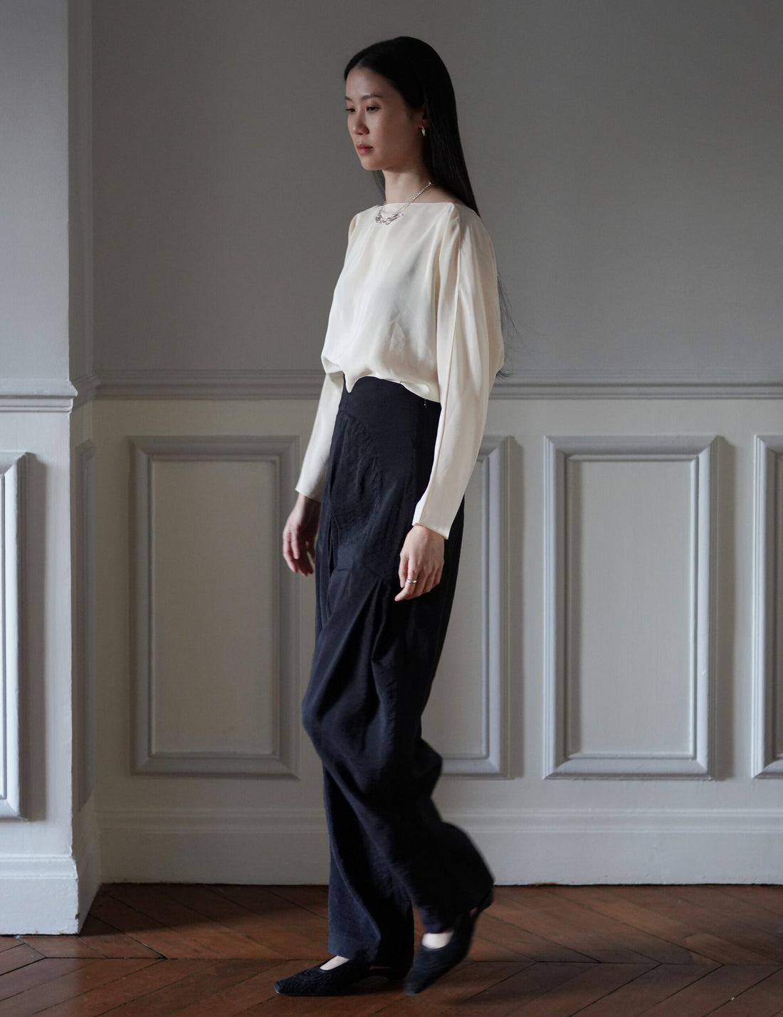 Volume Tuck High Waisted Wide Trousers・Black