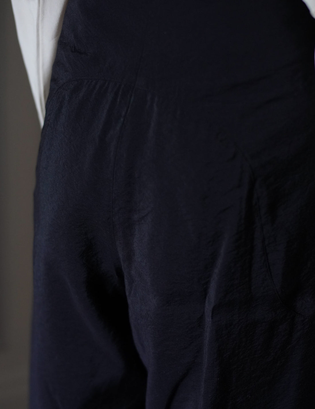 Volume Tuck High Waisted Wide Trousers・Black