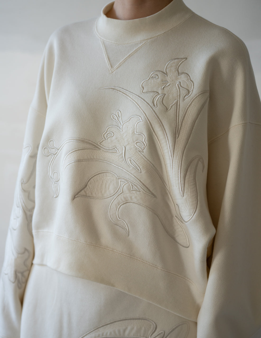 Floral Embroidery Short Sweat Top・Ecru