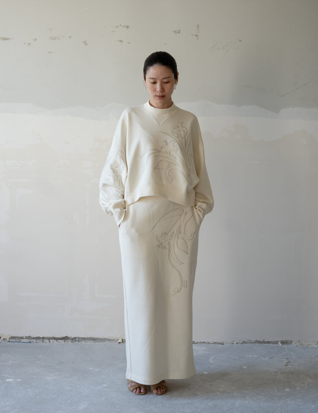 Floral Embroidery Short Sweat Top・Ecru