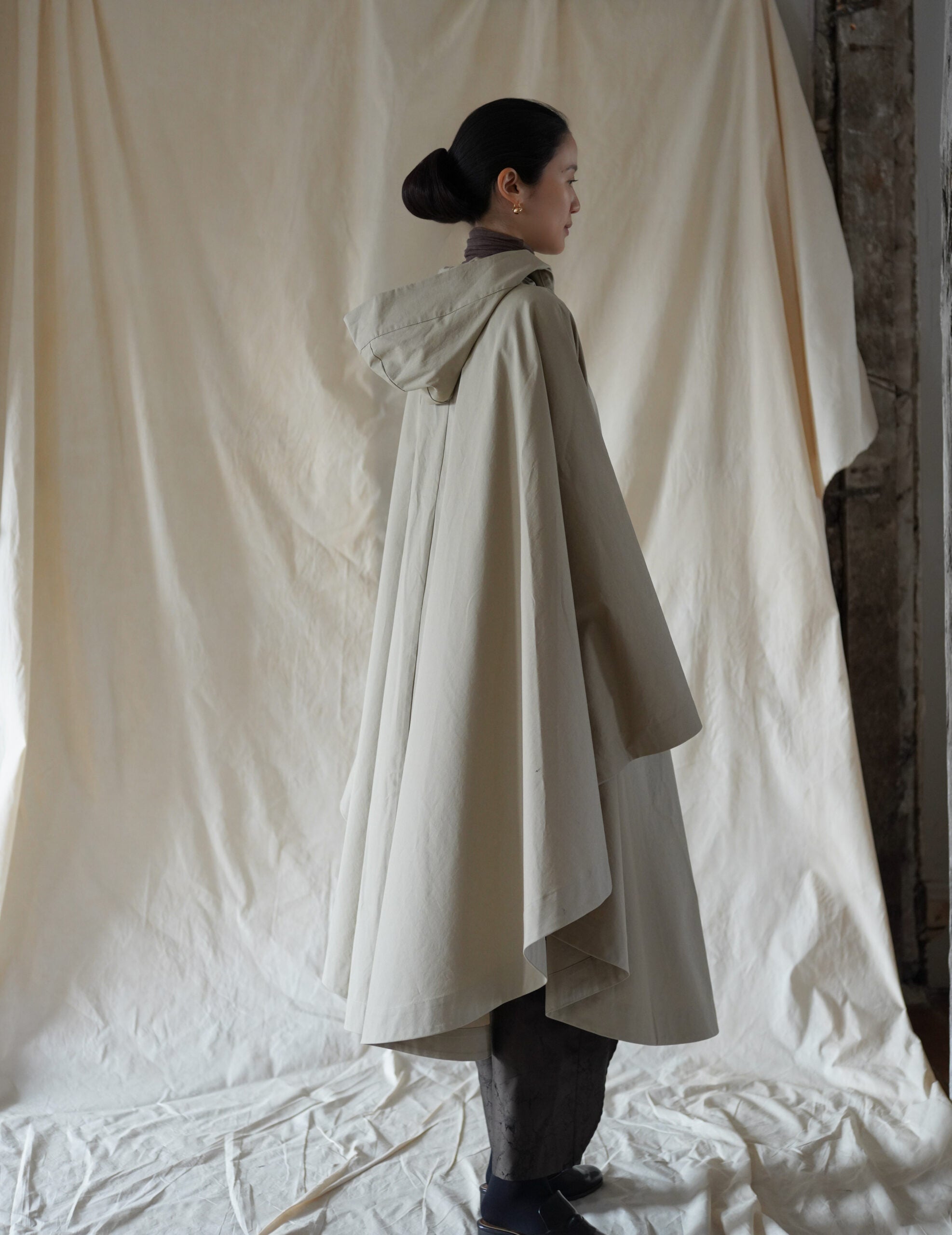 Odin 防潑水連帽斗篷・米色