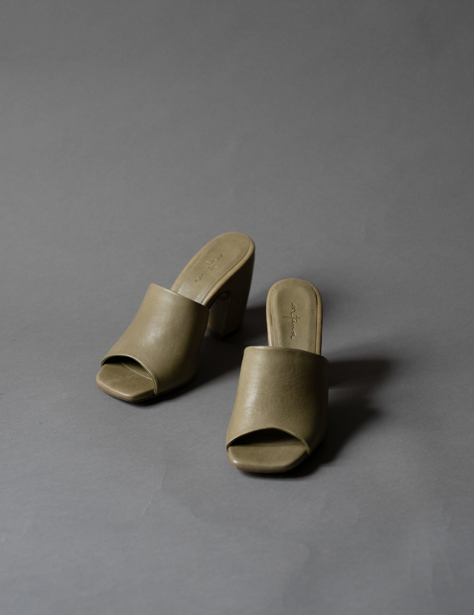 Janis 寬跟穆勒鞋・橄欖綠