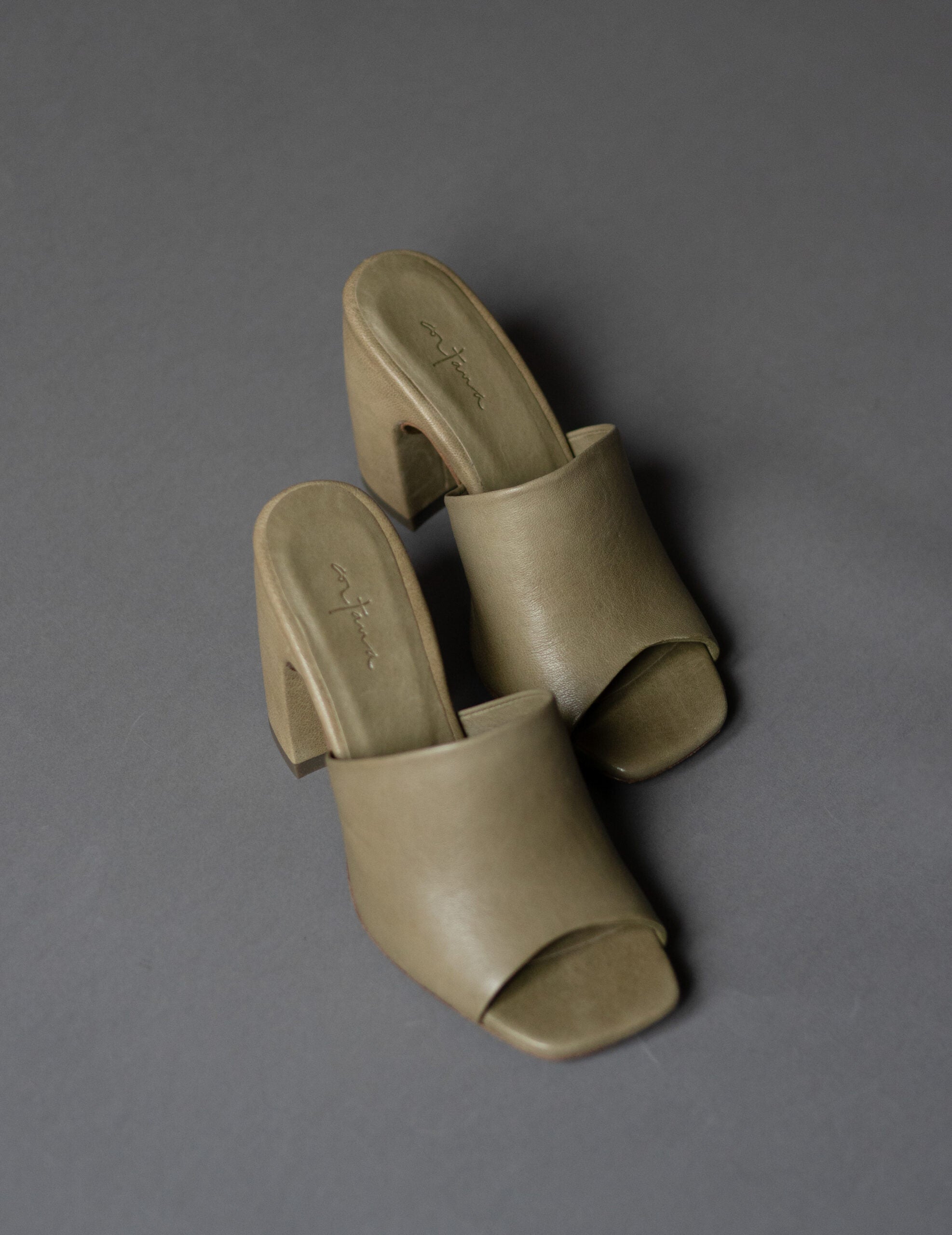 Janis 寬跟穆勒鞋・橄欖綠