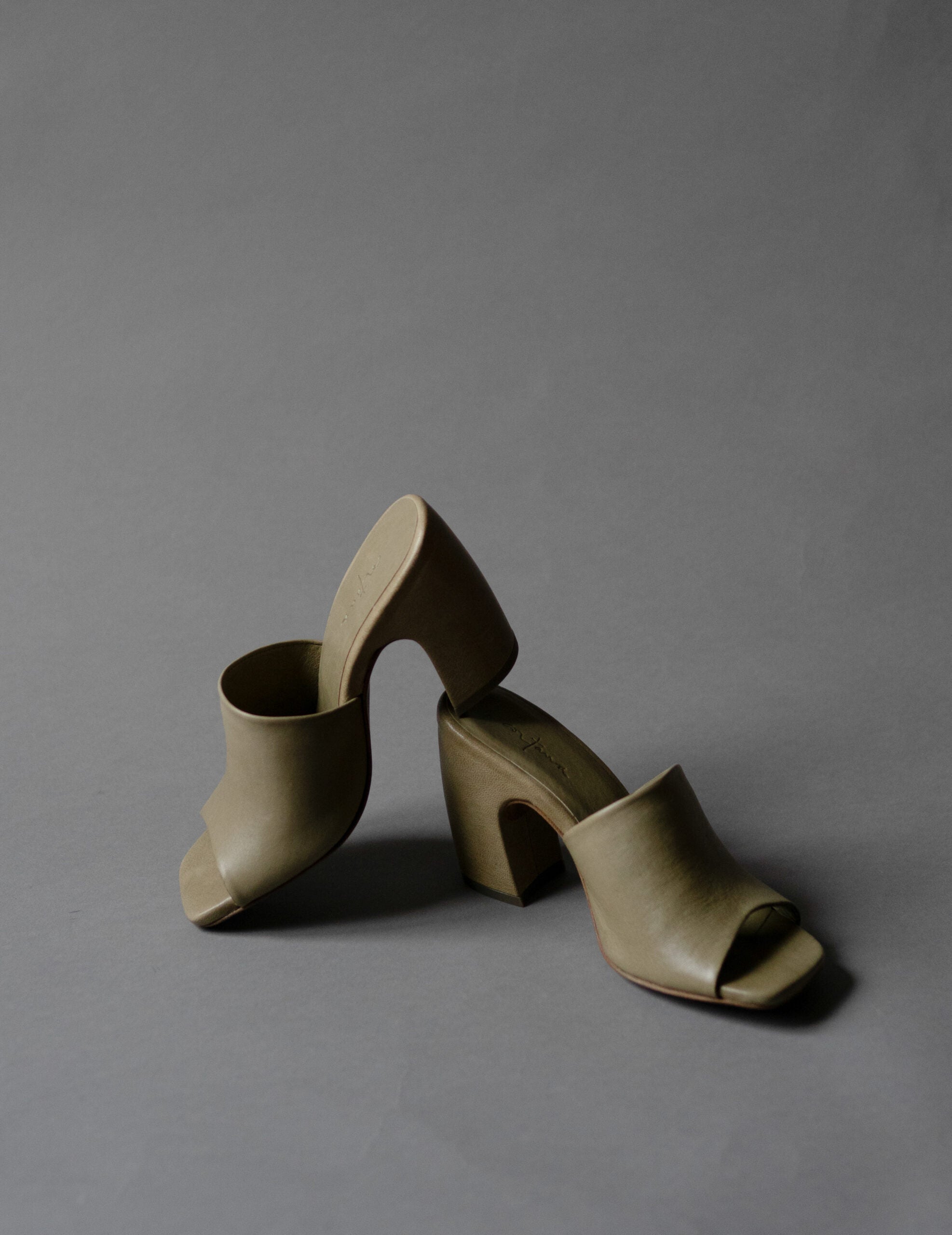 Janis 寬跟穆勒鞋・橄欖綠