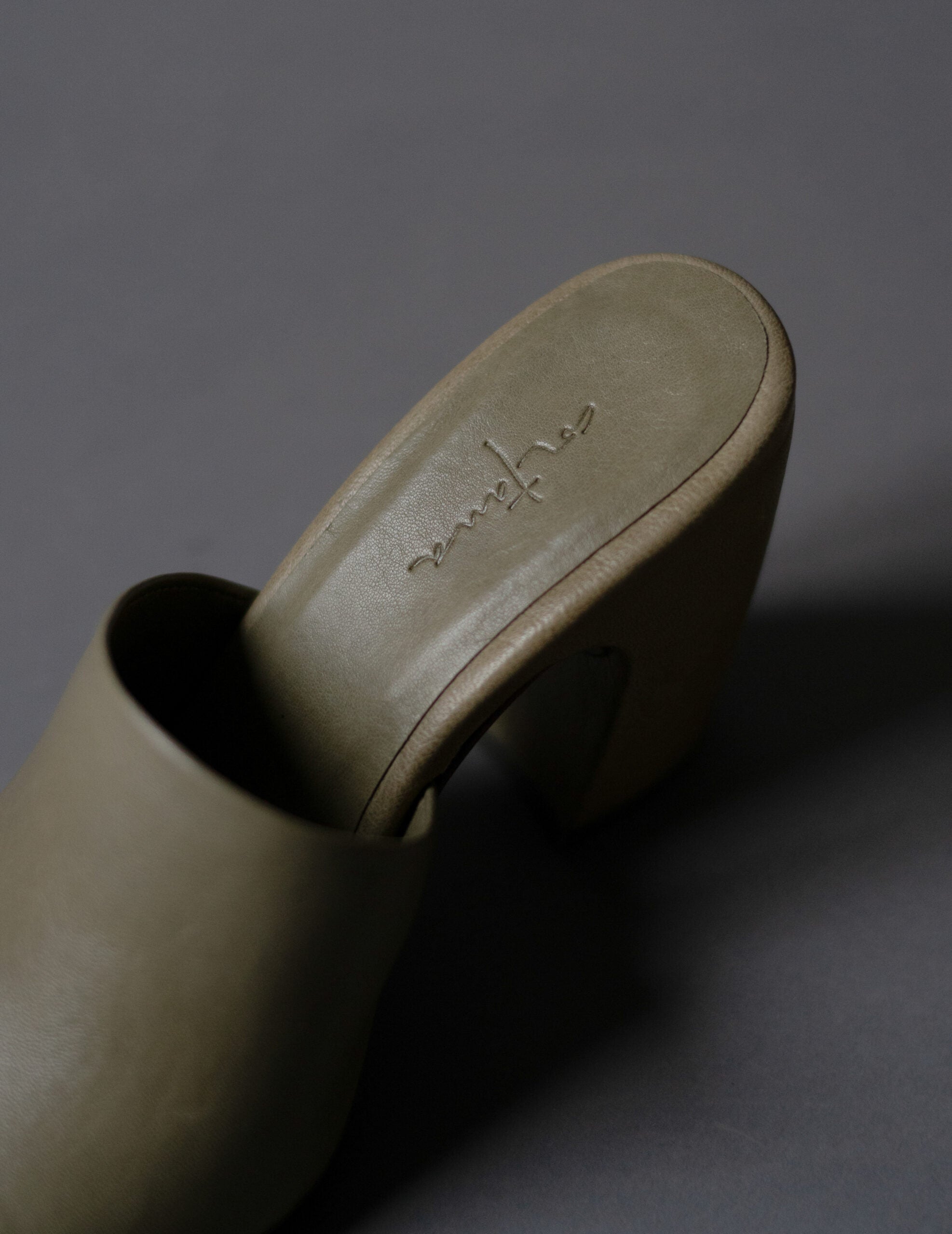 Janis 寬跟穆勒鞋・橄欖綠