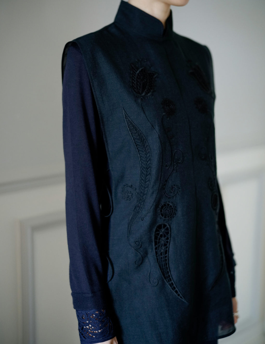 Sheer Embroidery Vest・Black