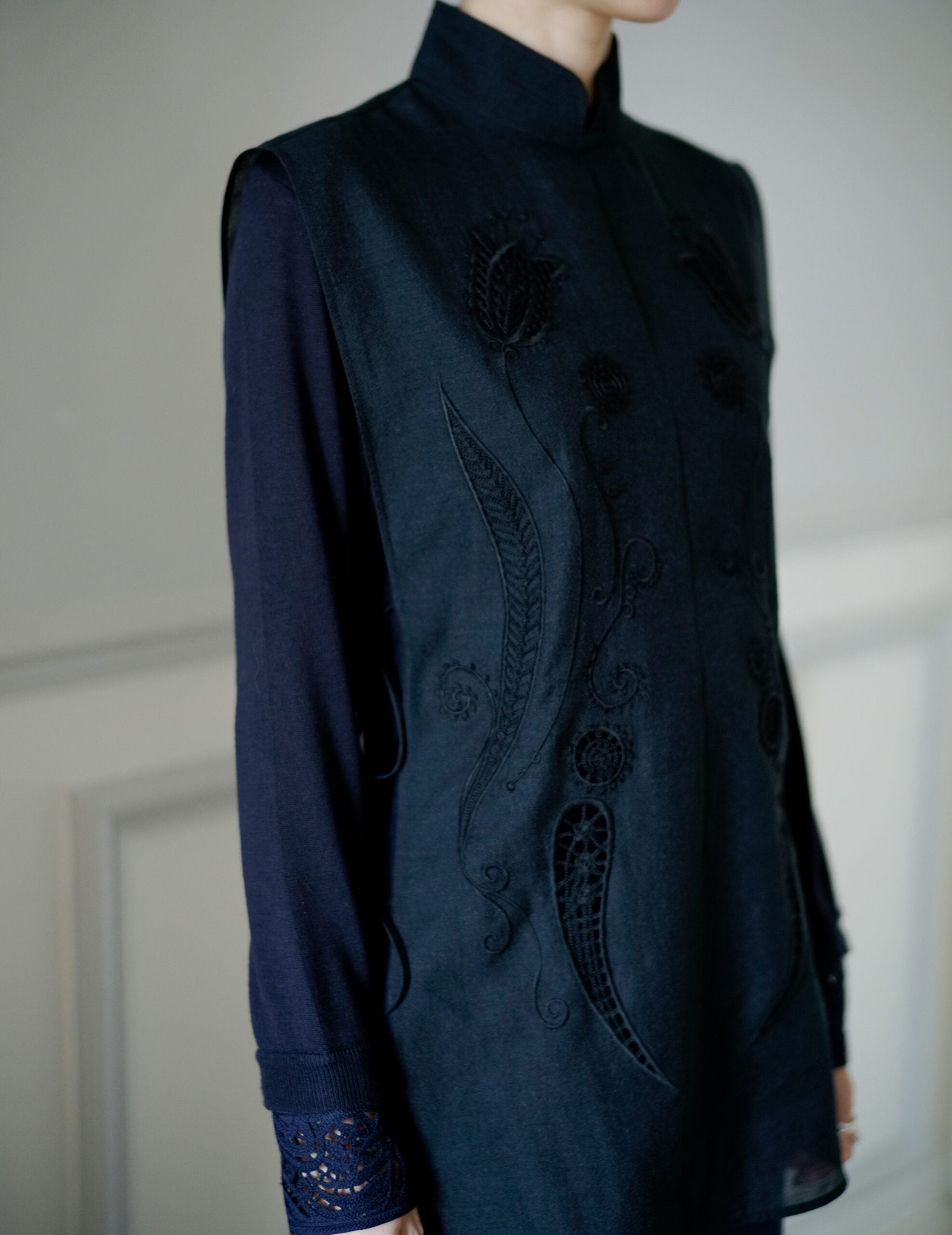 Sheer Embroidery Vest・Black