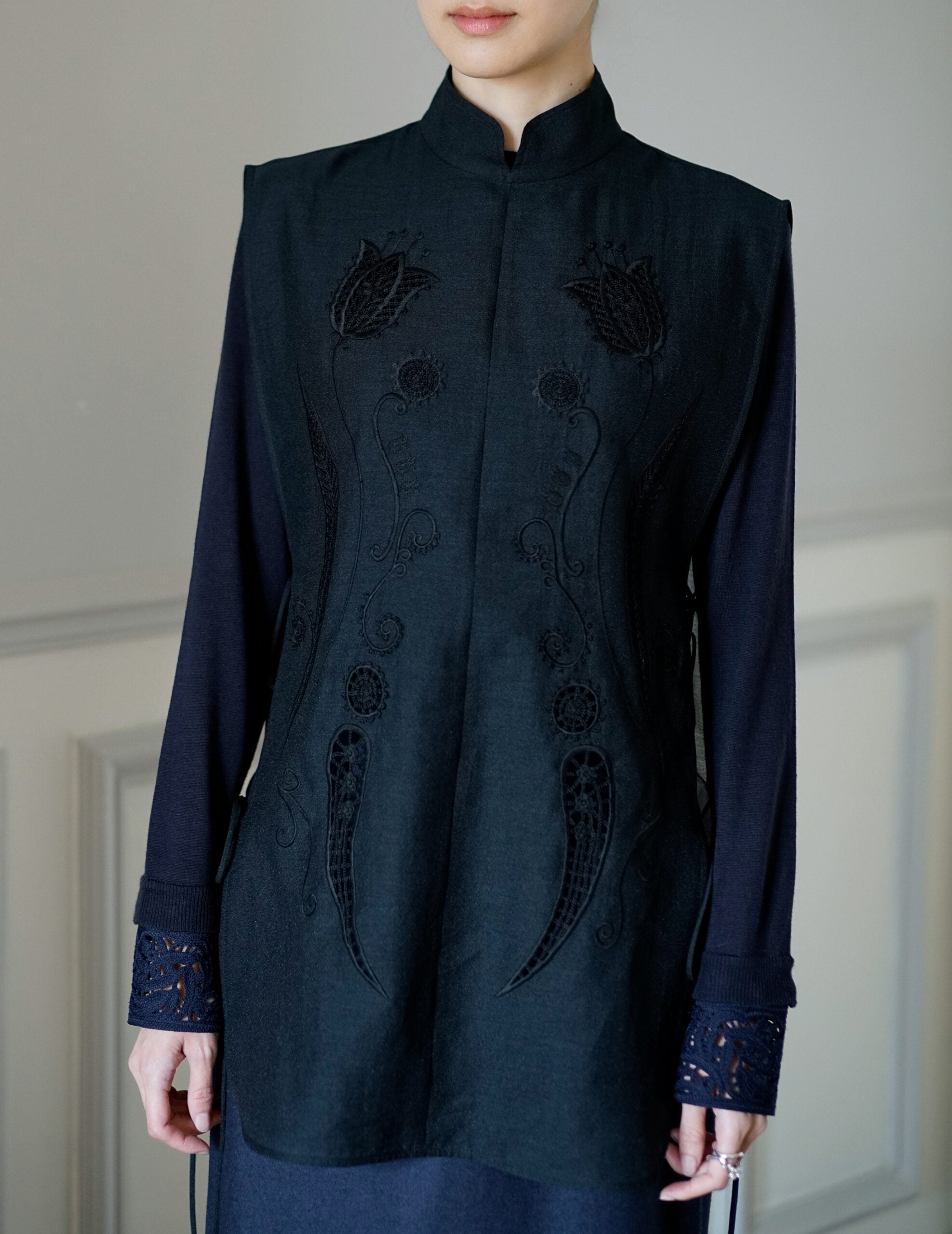Sheer Embroidery Vest・Black