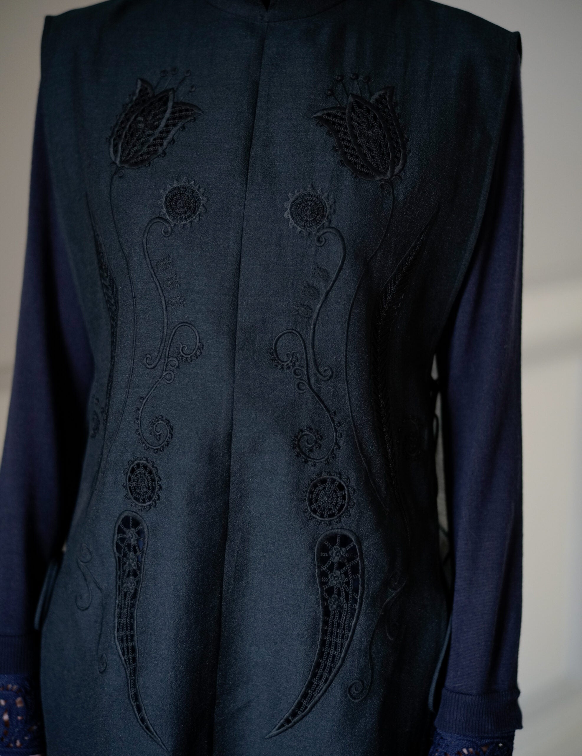 Sheer Embroidery Vest・Black