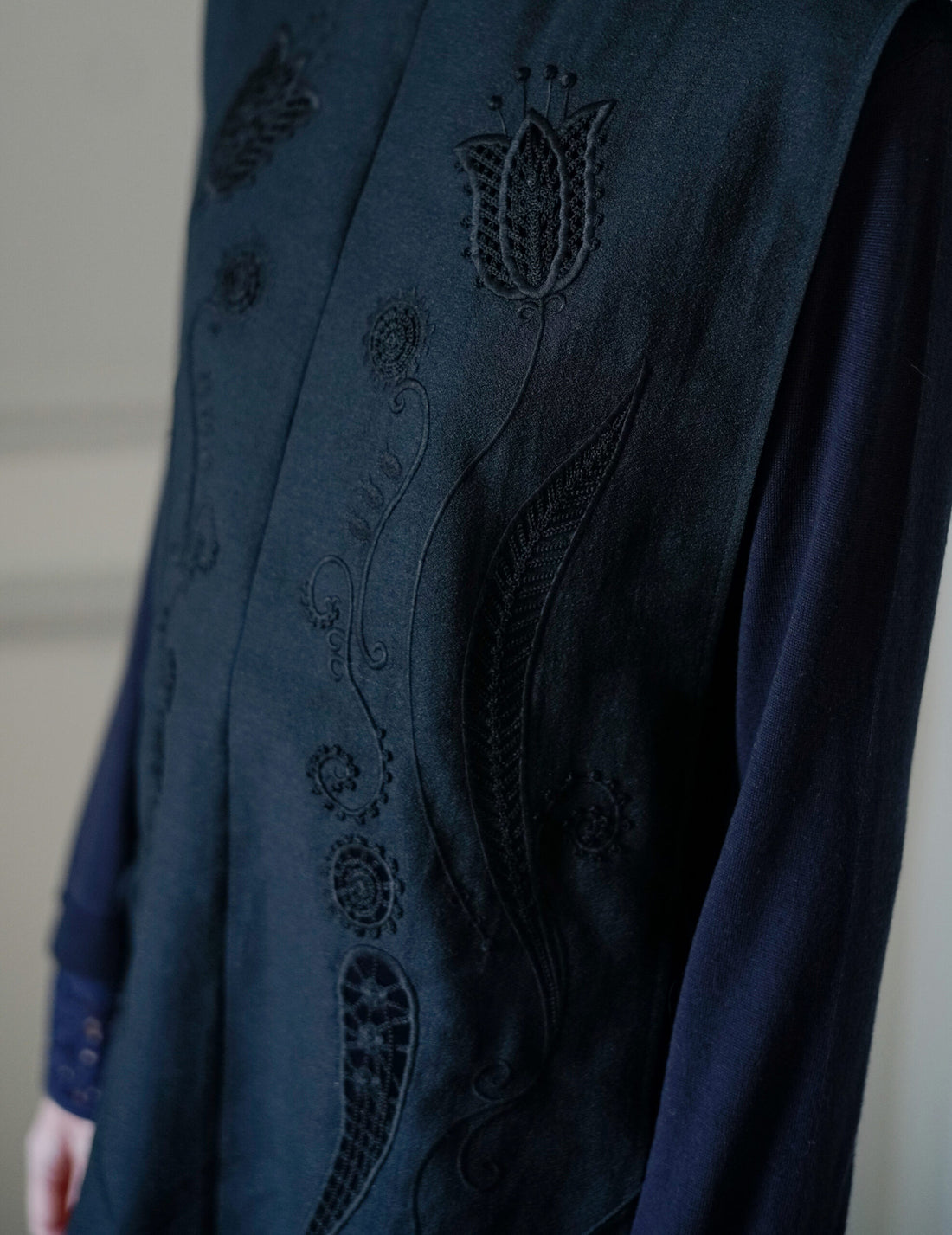 Sheer Embroidery Vest・Black