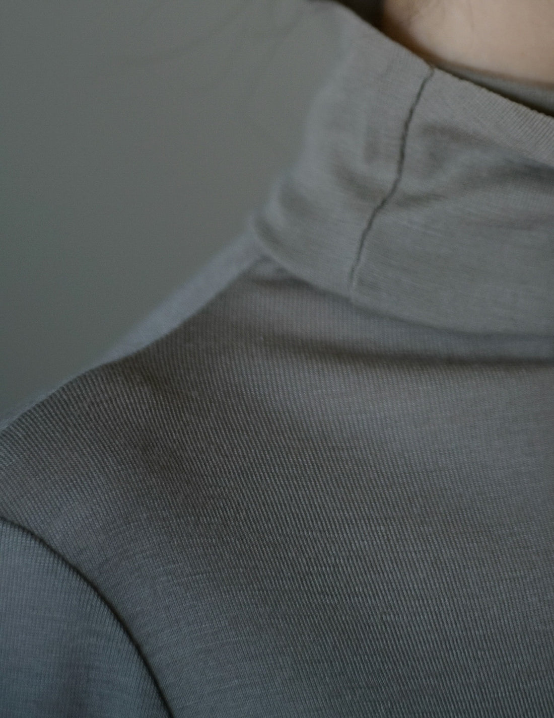 Genie virgin wool turtleneck top・Warm Grey