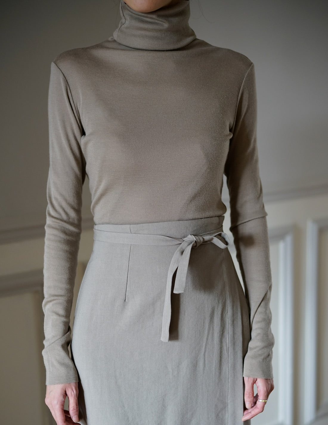 Genie virgin wool turtleneck top・Warm Grey