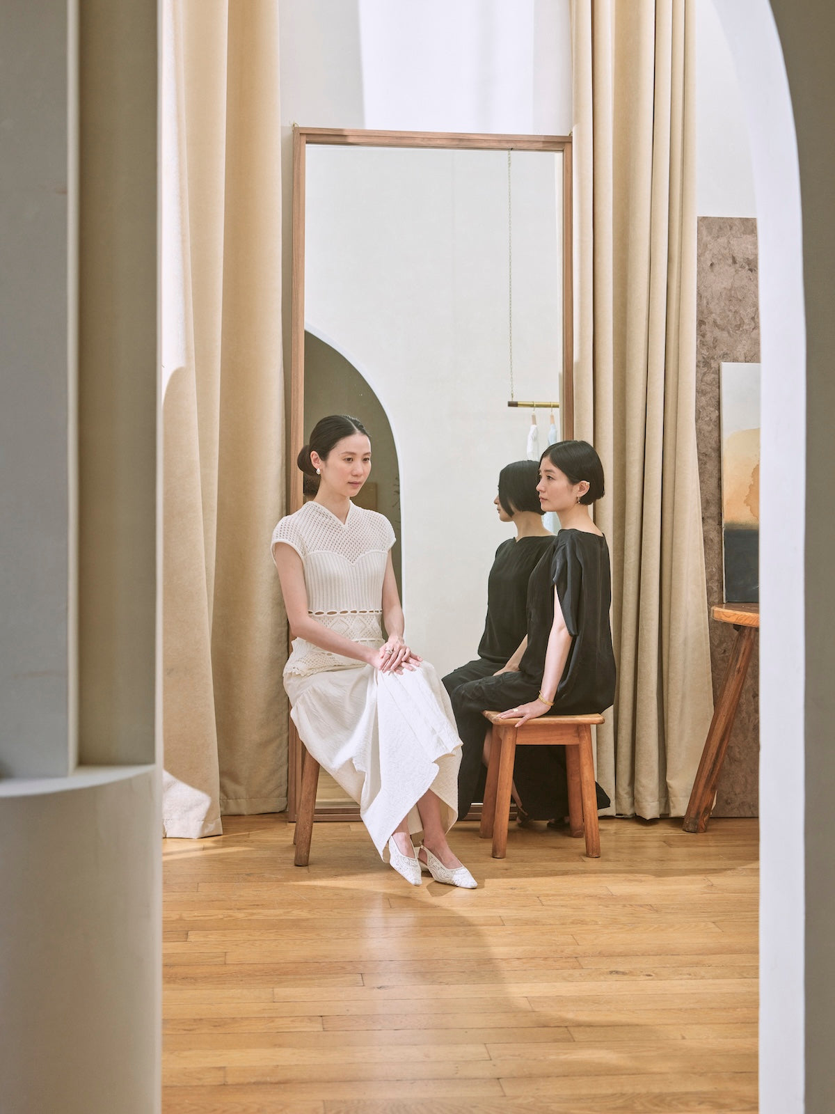 Maiko Kurogouchi & a. unefille 攝於 Galerie Une Fille Aux Cheveux Noir, Paris, 15.07.2024