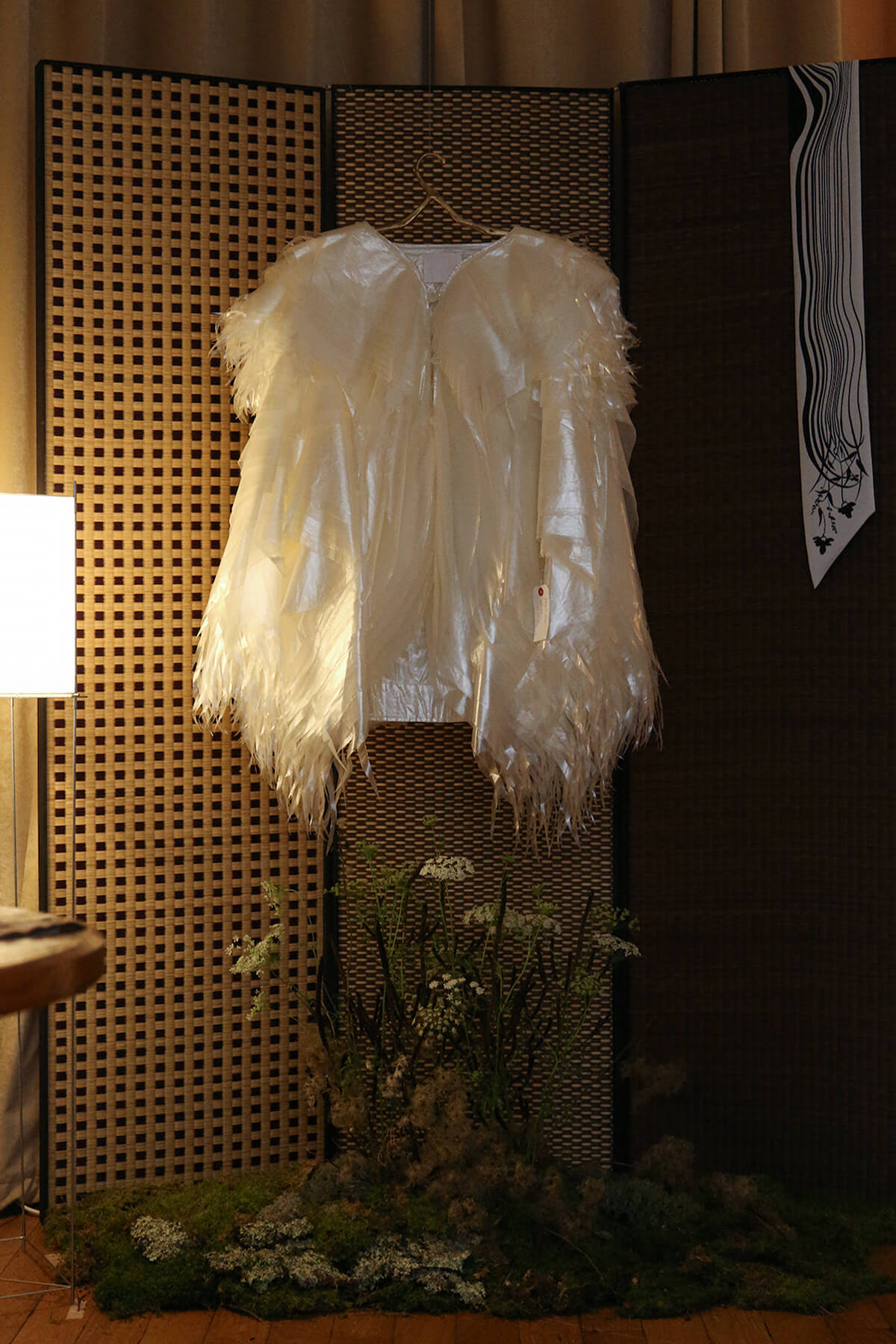 照片中展示的是品牌 Mame Kurogouchi 特別借展的一件珍藏作品，這是滿島光於2024年在台灣大港開唱演唱粵語《夢中人》時所穿的 Archive Piece，以紀念台灣與日本的連結。